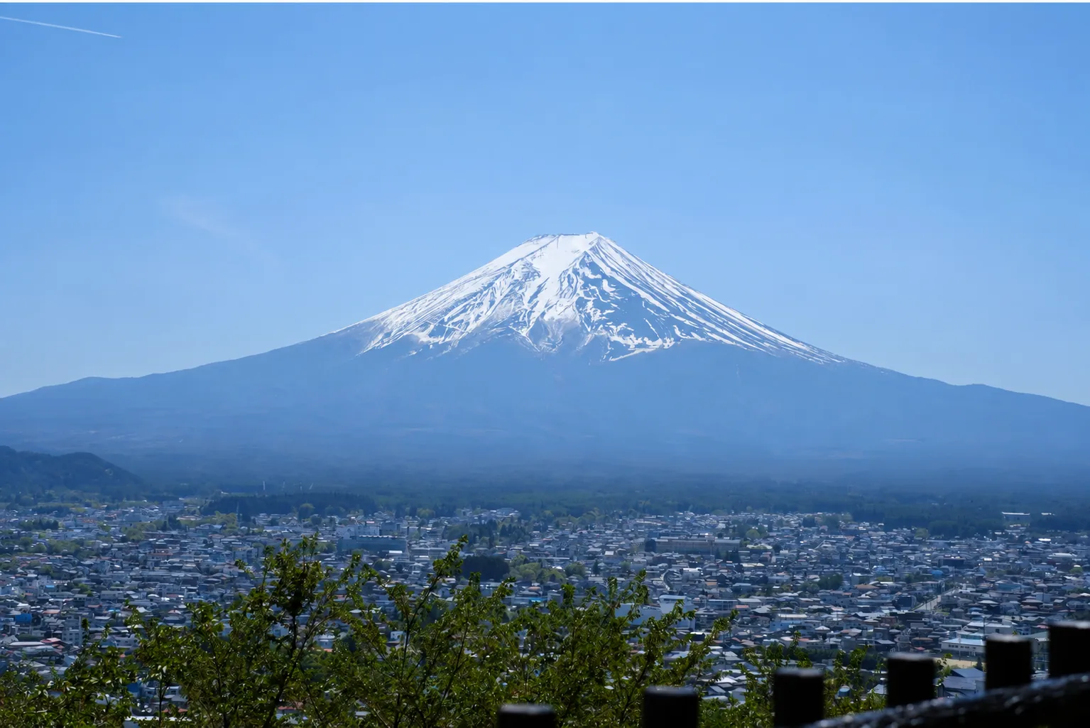 富士山と山梨の街並み