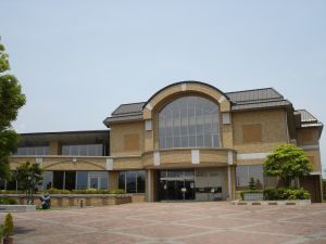 櫛形図書館が入る櫛形生涯学習センターの外観