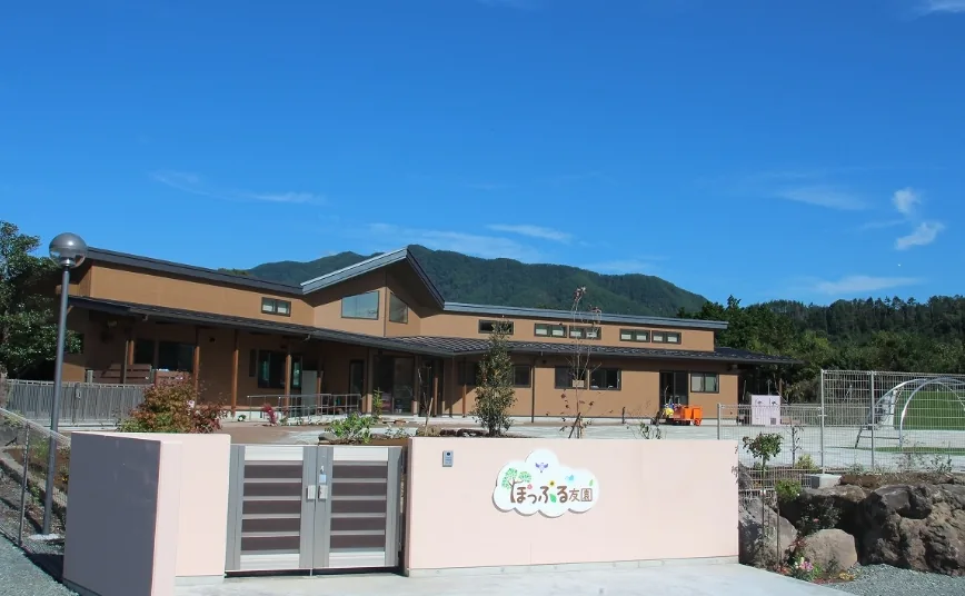 ぽっぷる友園の施設外観