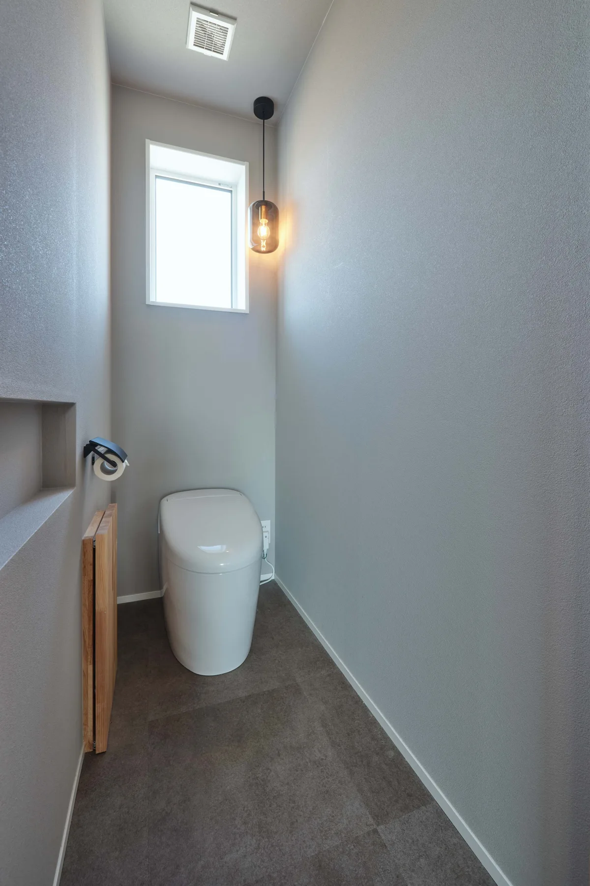 天井に換気口があるナカゴミ建設の施工住宅のトイレ