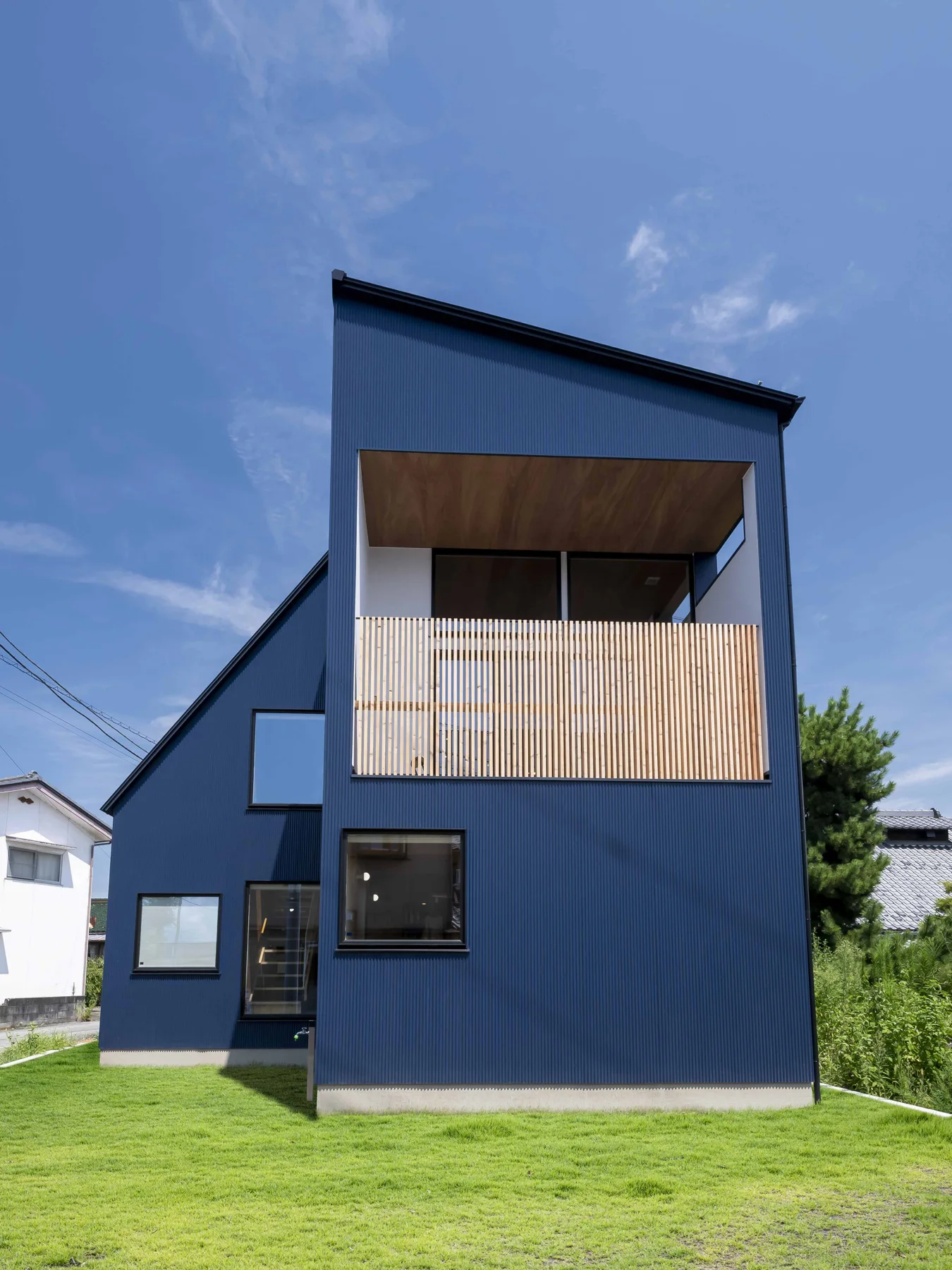 建物と庭の外観